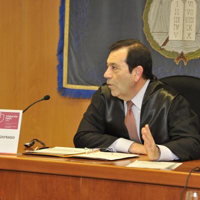 El Juez Pérez Merino, dictando sentencia