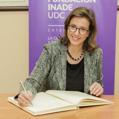 Benedetta Cossarini firmando en el Libro de Honor de la Cátedra
