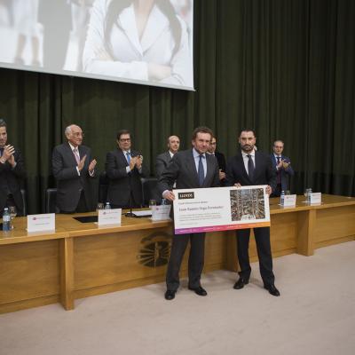 El Consejero Delegado de Lloyd’s Iberia, Juan Arsuaga, hizo entrega de un premio al mejor alumno de la promoción