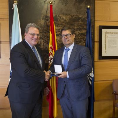La UDC entrega a Luzzi la medalla de la Universidad